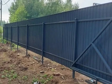 Черный забор из пролиста на винтовых сваях