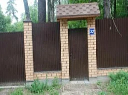 Коричневый забор с кирпичными столбами и профильным листом