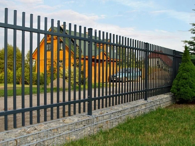 Металлический забор из профильной трубы